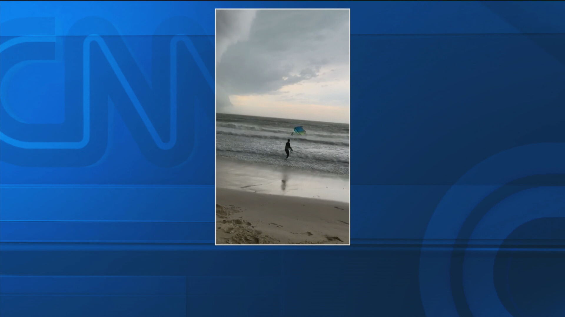 Momento da chegada do 'ciclone bomba' na praia de Jurerê Internacional, em Santa
