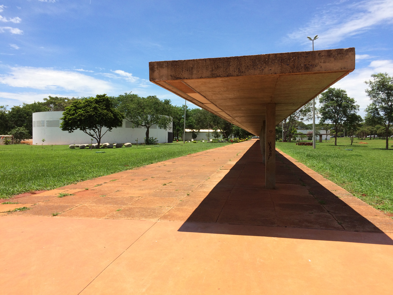 Marquise projetada por Oscar Niemeyer na sede da Funarte em Brasília