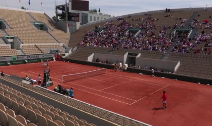 Rafael Nadal faz aquecimento em quadra de Roland Garros em 2019