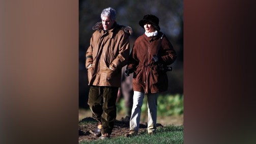 A socialite Ghislaine Maxwell ao lado do ex-namorado Jeffrey Epstein