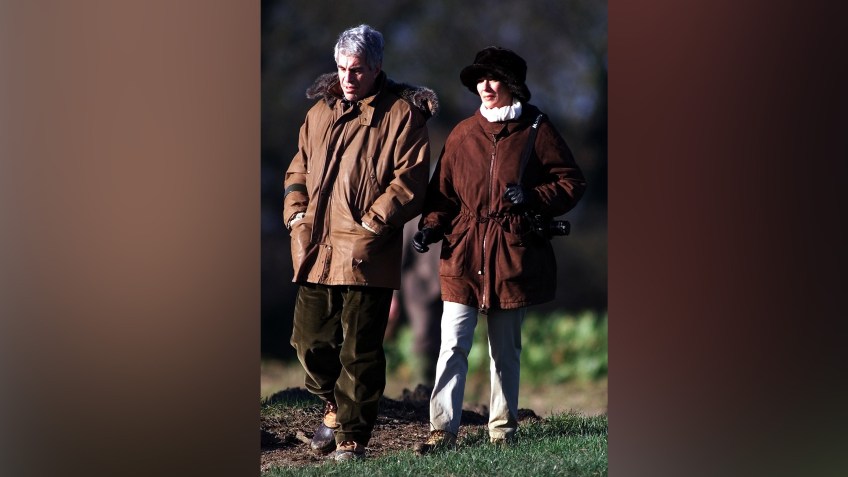 A socialite Ghislaine Maxwell ao lado do ex-namorado Jeffrey Epstein / Foto: Albanpix/Shutterstock