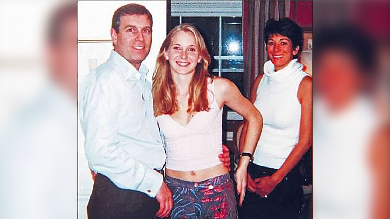 O príncipe Andrew ao lado de Virginia Guffre e Ghislaine Maxwell