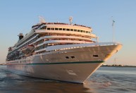 Após meses no mar, último navio de cruzeiro leva todos os passageiros para casa