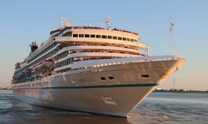 Após meses no mar, último navio de cruzeiro leva todos os passageiros para casa