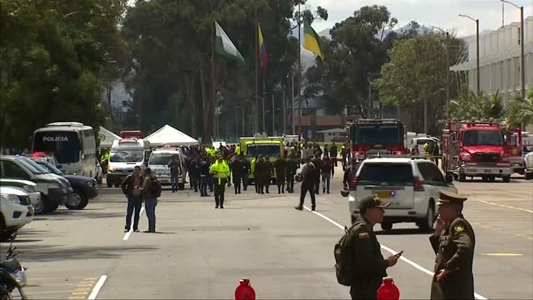Polícia e equipes de emergência reunidas após ataque em Bogotá