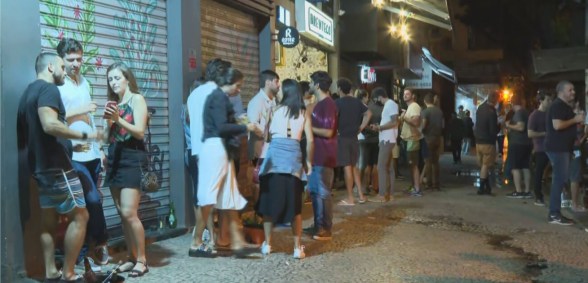 Rio de Janeiro registra aglomerações em bares no 1º dia de reabertura