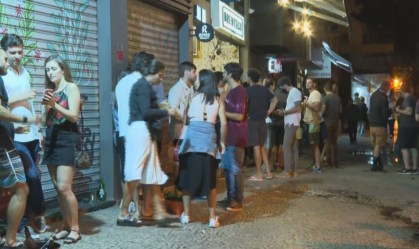 Cariocas lotam bares e desrespeitam medidas de proteção no 1º dia de reabertura