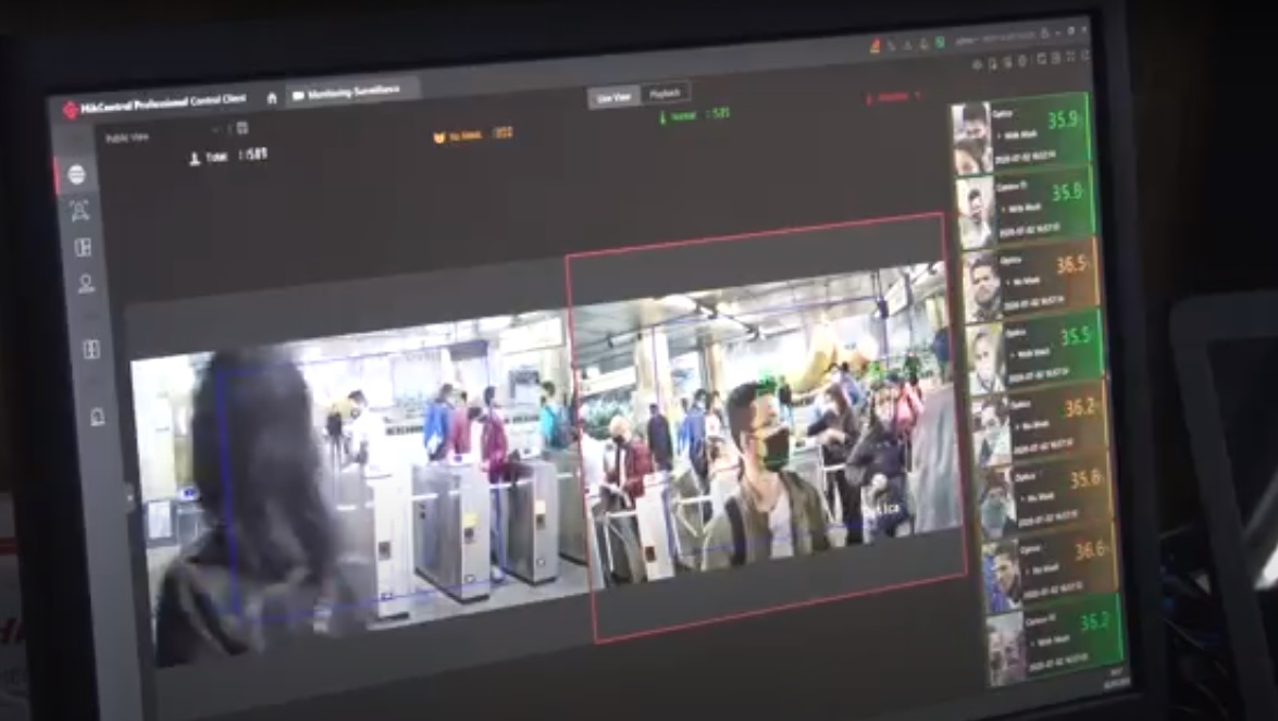 Monitor mostra a temperatura dos passageiros na estação Sé