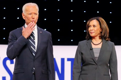 Ex-vice-presidente Joe Biden ao lado da senadora Kamala Harris, da Califórnia