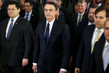 Jair Bolsonaro ao lado de Rodrigo Maia e Davi Alcolumbre