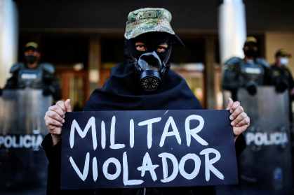 Manifestante protesta contra militares em Bogotá