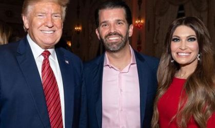 Kimberly Guilfoyle, namorada de filho de Trump, testa positivo para coronavírus