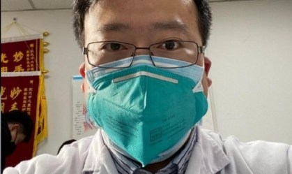 Viúva do médico que alertou sobre coronavírus em Wuhan dá à luz a seu filho