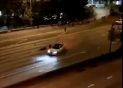 Vídeo nas redes sociais mostra carro atropelando manifestantes durante ato em Se