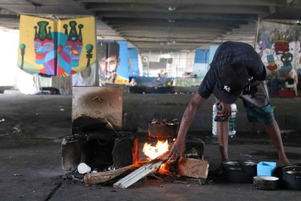 Pessoas em situação de rua dormem embaixo de viaduto em São Paulo