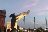Mais uma estátua de Cristóvão Colombo é derrubada por manifestantes nos EUA