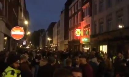 'Bêbados não fazem distanciamento', diz policial após pubs reabrirem em Londres