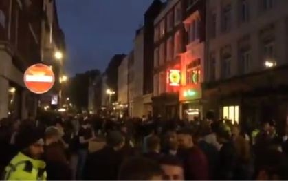 Aglomerações no bairro do Soho, em Londres