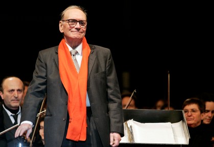 Ennio Morricone conduz orquestra durante concerto em Milão