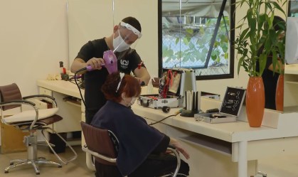 Após flexibilização, salão de beleza em São Paulo inicia atendimento com protoco