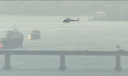 Helicóptero cai na Baía de Guanabara, no Rio de Janeiro, sem deixar vítimas