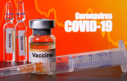 Frascos e seringas ilustram vacina potencial para Covid-19