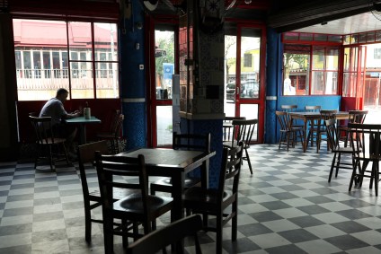 Cliente em bar vazio em São Paulo 