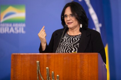Damares Alves durante cerimônia em Brasília