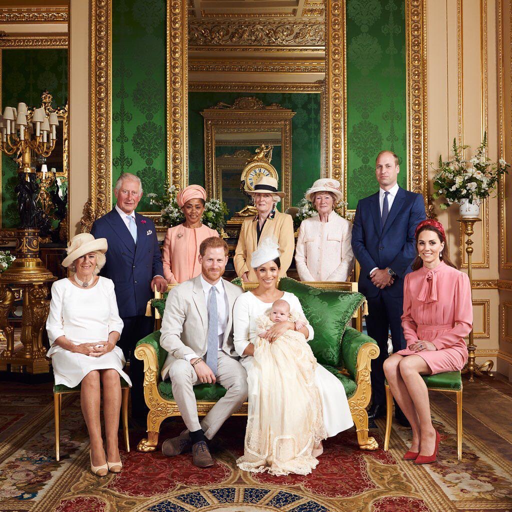 Parte da família real britânica reunida durante o batizado de Archie, filho de Harry e Meghan, que em janeiro resolveram deixar os papéis de membros da família real / Foto: Reprodução / Instagram