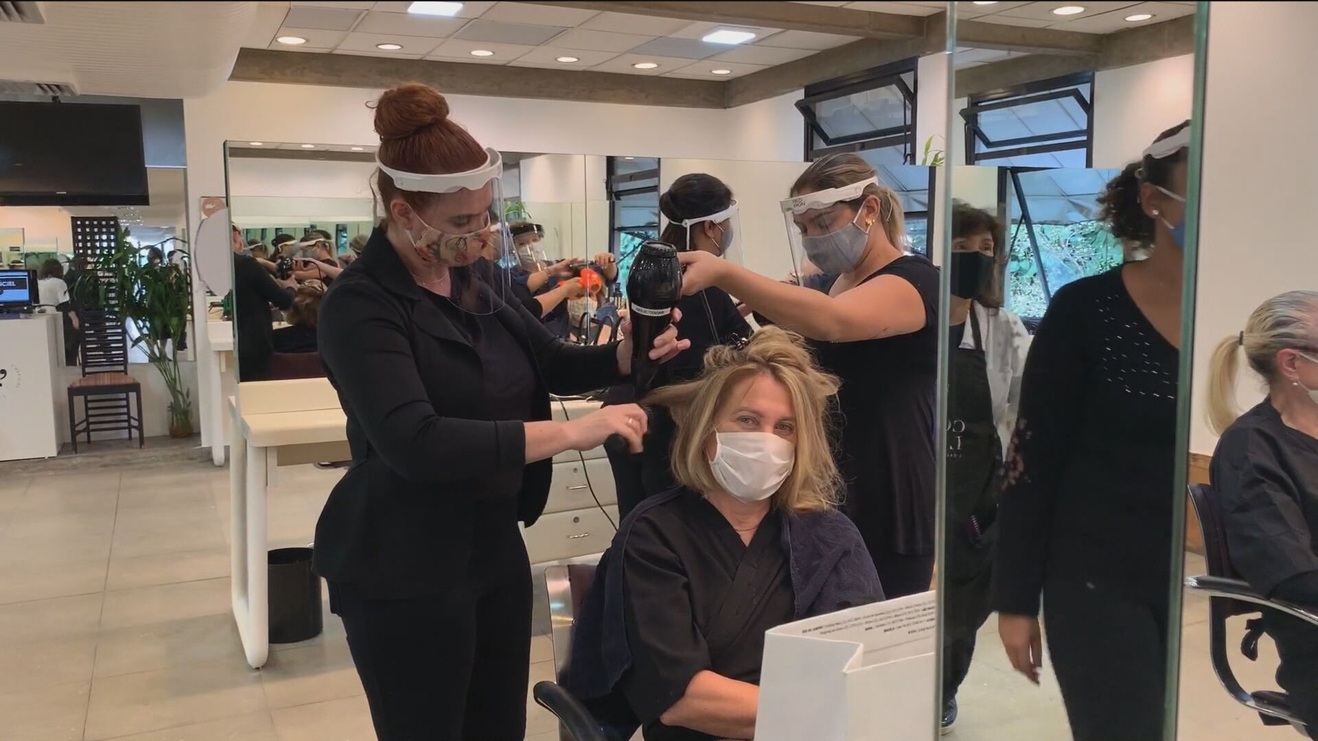 Cliente é atendida em salão com novas regras e protocolos após reabertura em SP