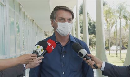 Bolsonaro reconhece ação de governadores para frear contágio da Covid-19