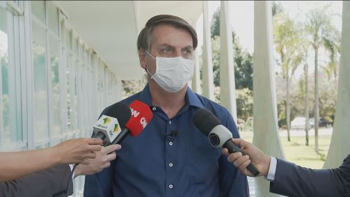 O presidente Jair Bolsonaro (sem partido) fala sobre resultado de exame para Cov