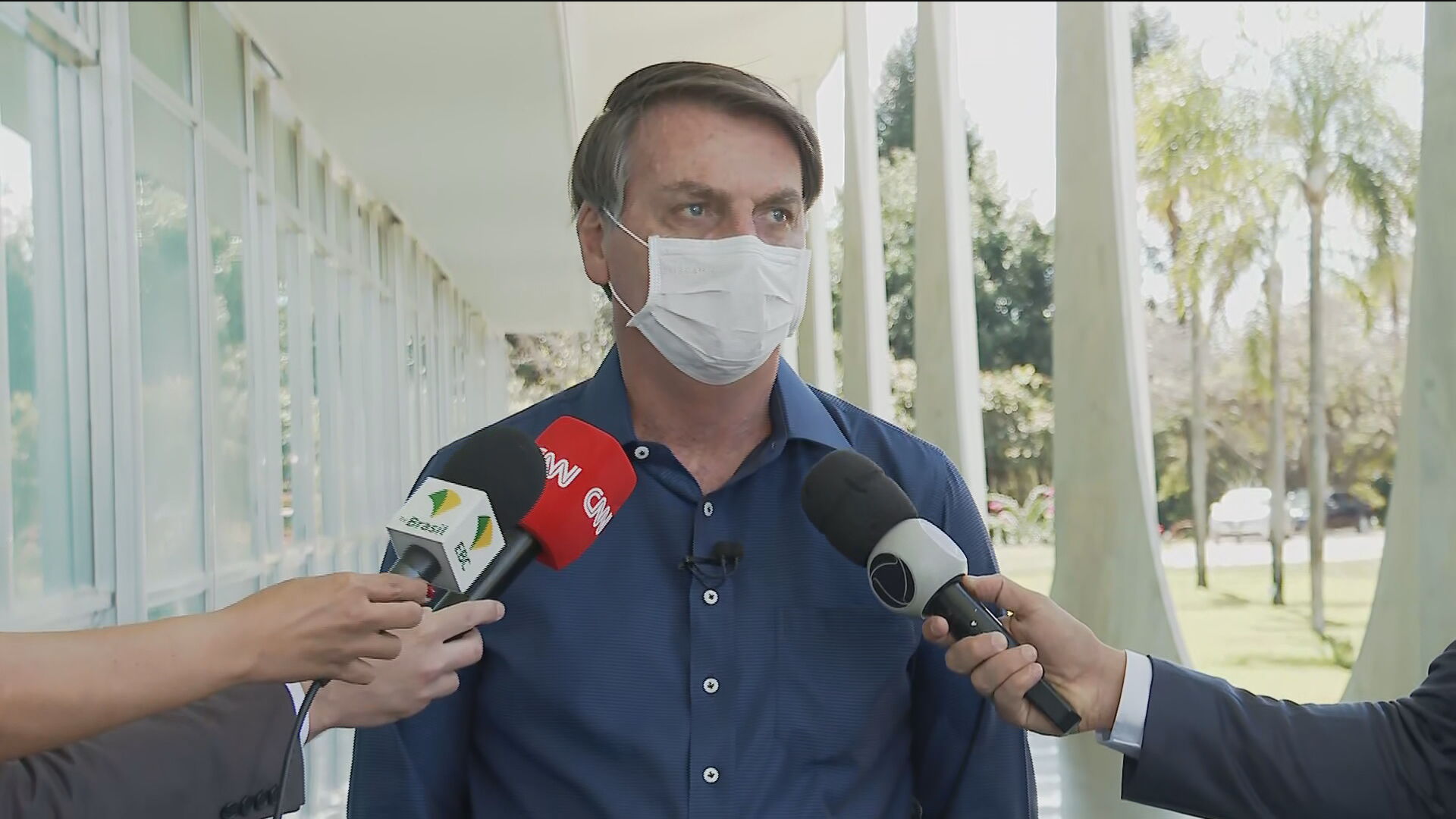 O presidente Jair Bolsonaro (sem partido) fala sobre resultado de exame para Cov