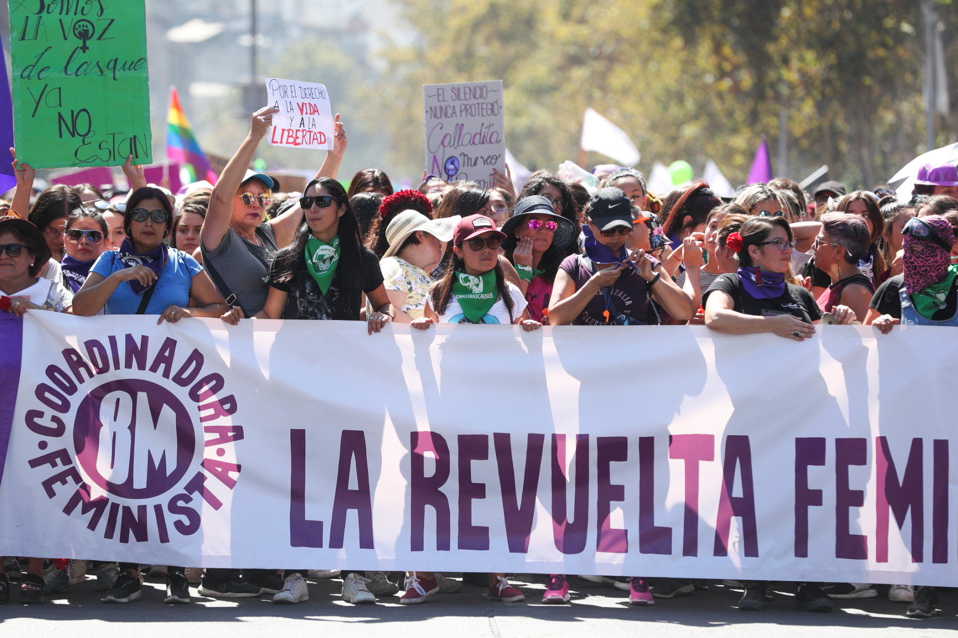 Mulheres marcham em Santiago, Chile, no Dia Internacional da Mulher