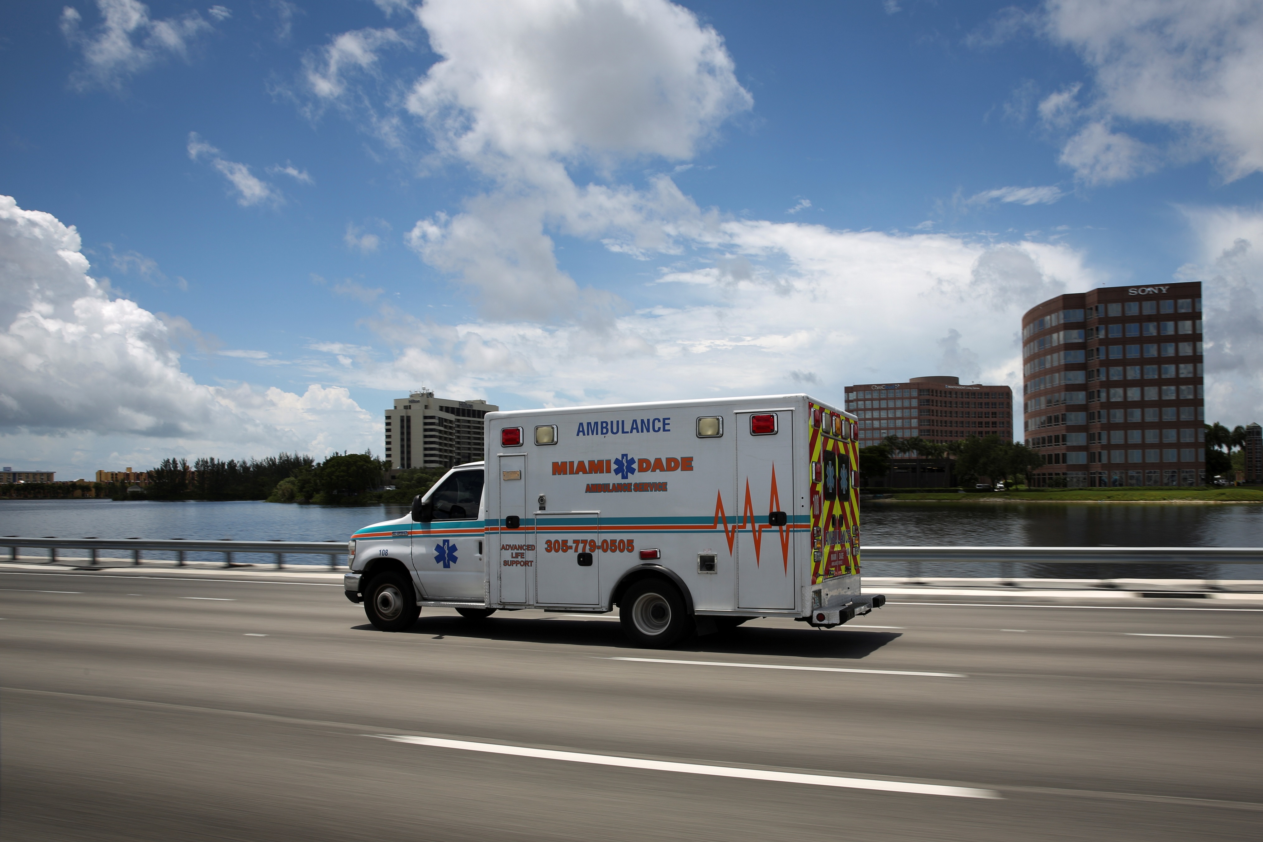 Ambulância em via expressa de Miami (EUA)