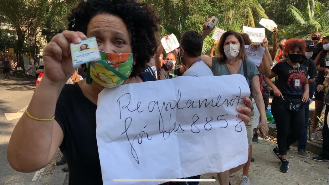 Manifestantes cobram do governo do Rio o pagamento de benefícios durante a pande