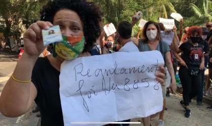 Manifestantes cobram do governo do RJ pagamento de benefícios durante a pandemia