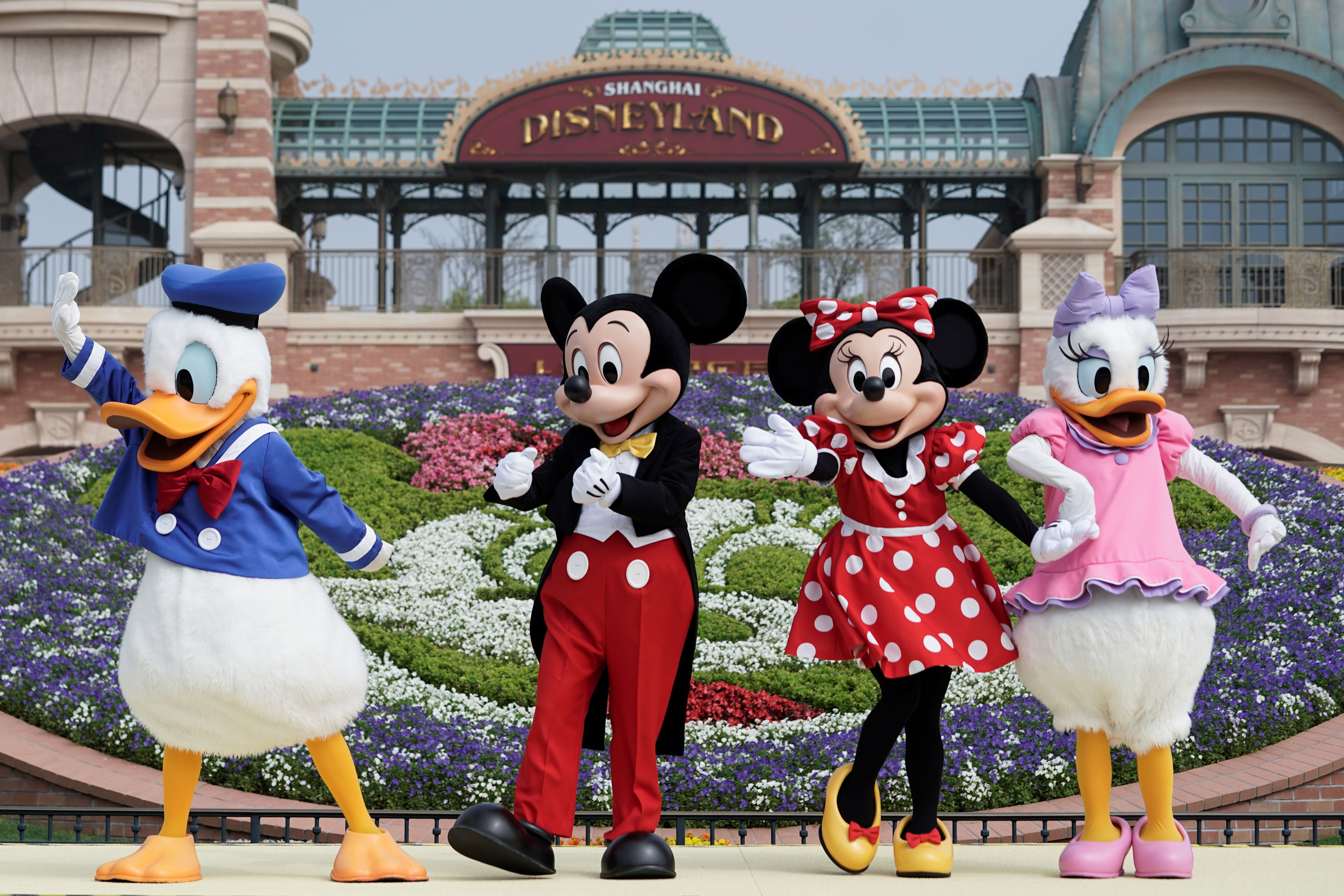 Personagens da Disney em frente a parque