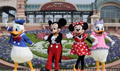 Personagens da Disney em frente a parque