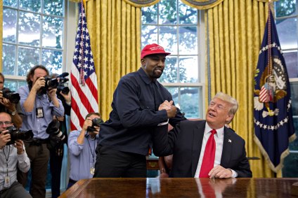 Kanye West aperta a mão do presidente Donald Trump em visita à Casa Branca