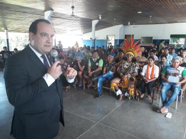 O presidente da Funai, Marcelo Xavier, em visita a Barra do Bugres, MT