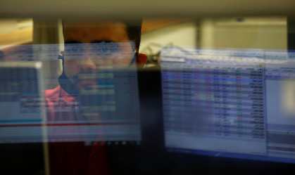 Dólar tem maior queda em seis semanas e Ibovespa fecha acima dos 104 mil pontos