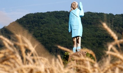 Estátua de Melania Trump é queimada na Eslovênia