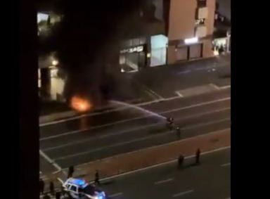 Bombeiros tentam controlar fogo na estação Brigadeiro, na avenida Paulista