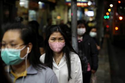 Transeuntes usam máscaras para se protegerem de coronavírus em Bangkok