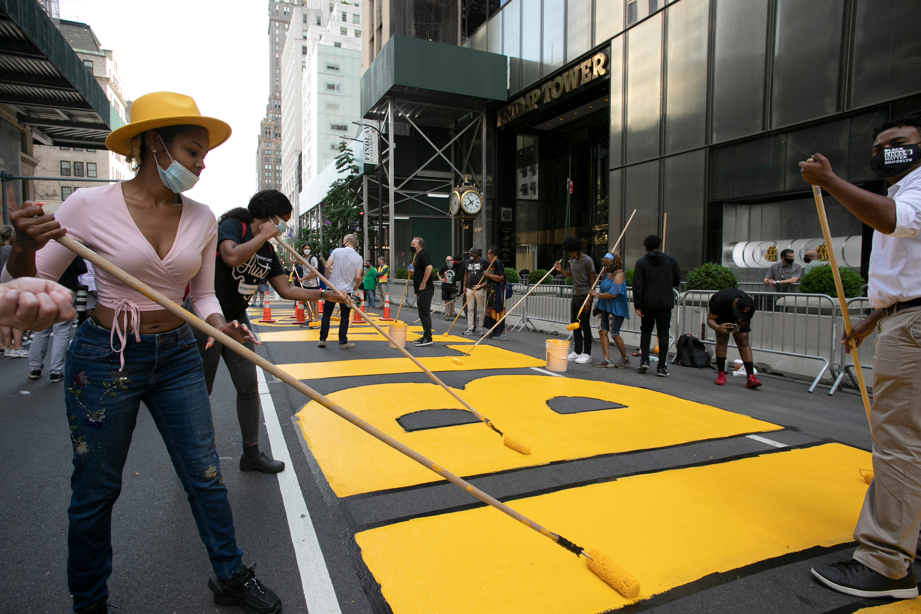 Mural que diz Black Lives Matter do lado de fora da Trump Tower, em Nova York