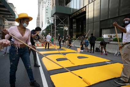 Mural que diz Black Lives Matter do lado de fora da Trump Tower, em Nova York