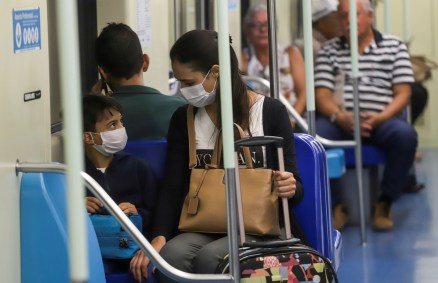 Passageiros usam máscara de proteção no metrô de São Paulo