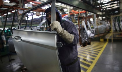 Produção de veículos sobe 7,4% em outubro, mas recua na comparação anual