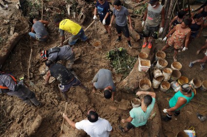 Voluntários e bombeiros buscam desaparecidos no Guarujá